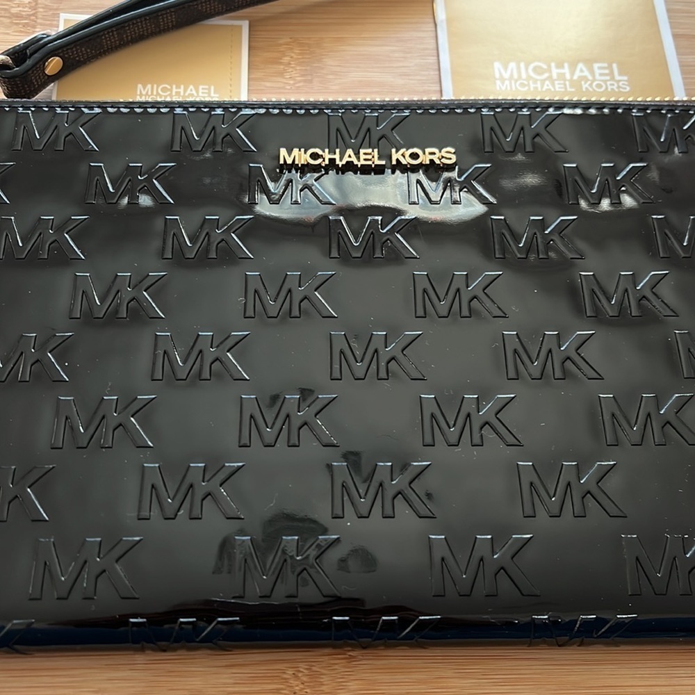 Brand New Michael Kors Patent Leather Embossed Black Large Zip Clutch Wristlet - Picture 4 of 16